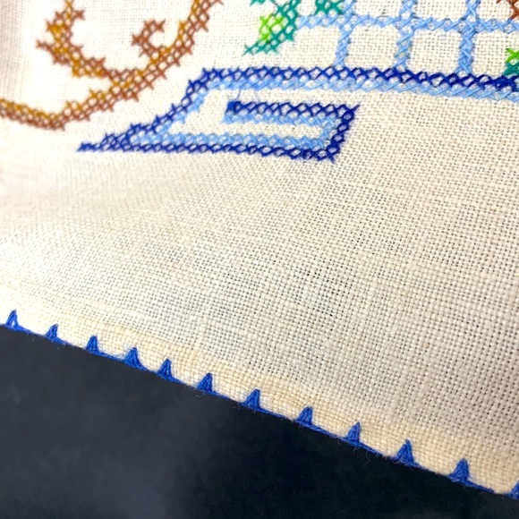 Handmade tablecloth cross stitch on linen 31.5 x 31.5 square - Picture 13 of 13